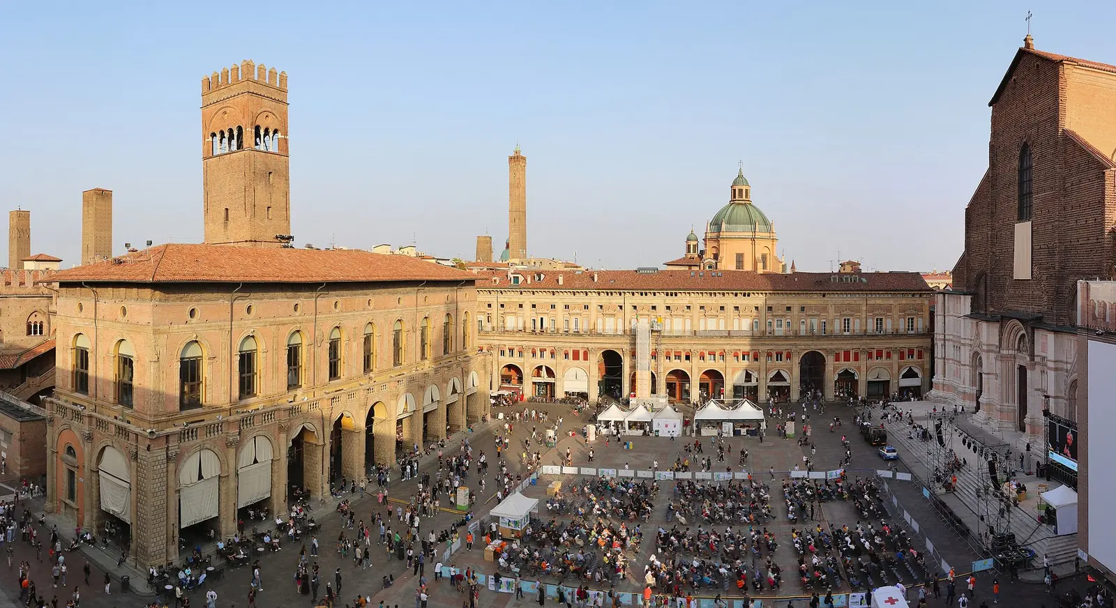 Piazza Maggiore e i palazzi storici visti dall’alto.