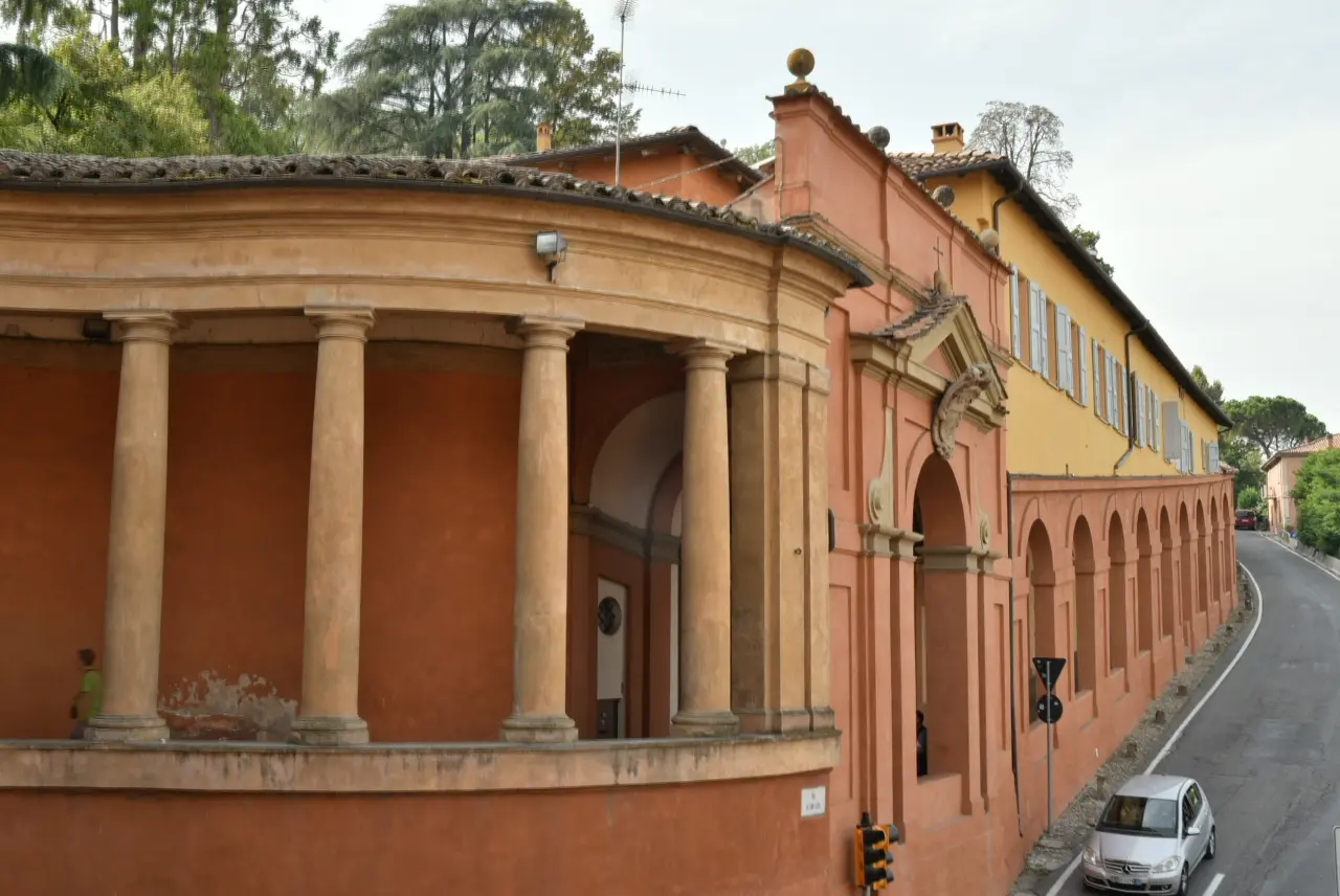 Il portico sale verso il Santuario della Madonna di San Luca.