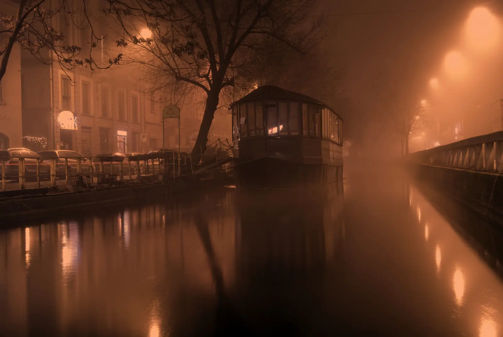 Una piccola imbarcazione lungo il canale dei Navigli a Milano.