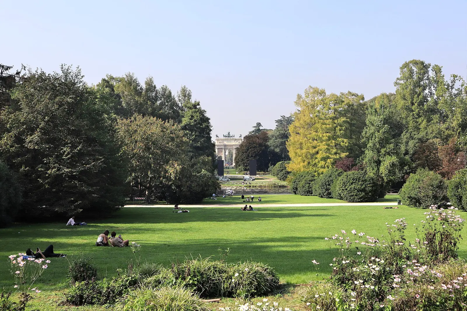 Alberi e vialetto nel Parco Sempione di Milano.
