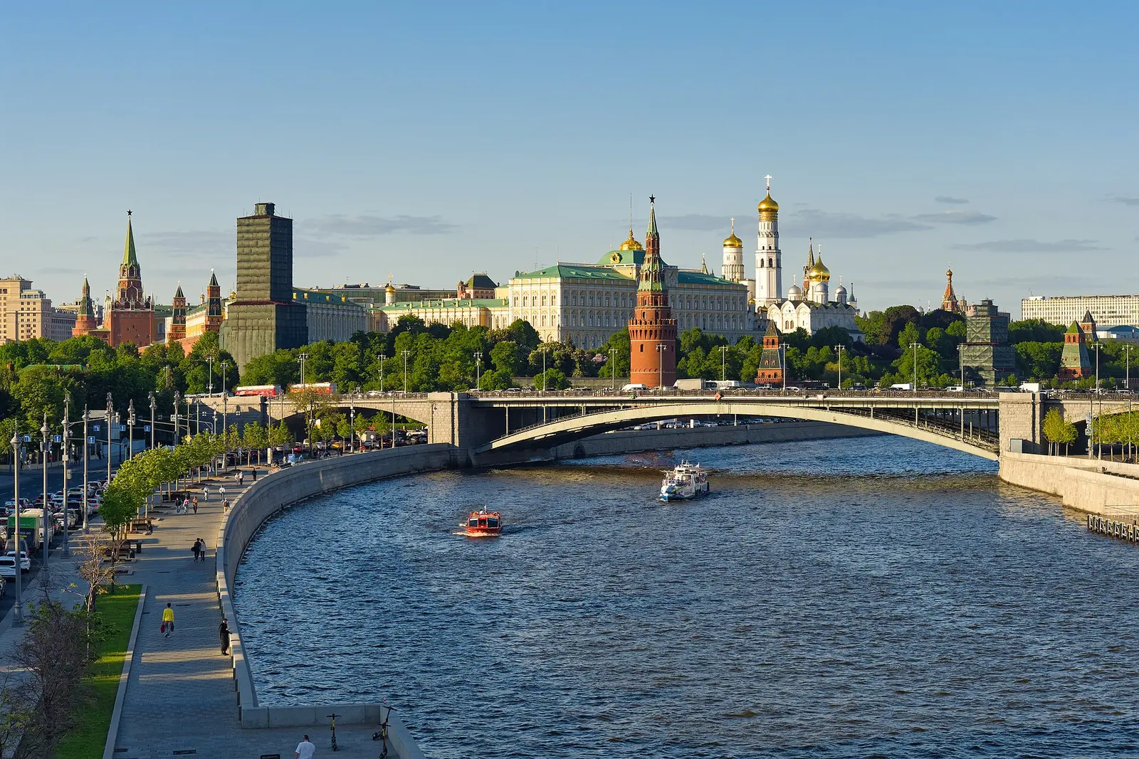 Il fiume Moscova scorre accanto al Cremlino di Mosca.
